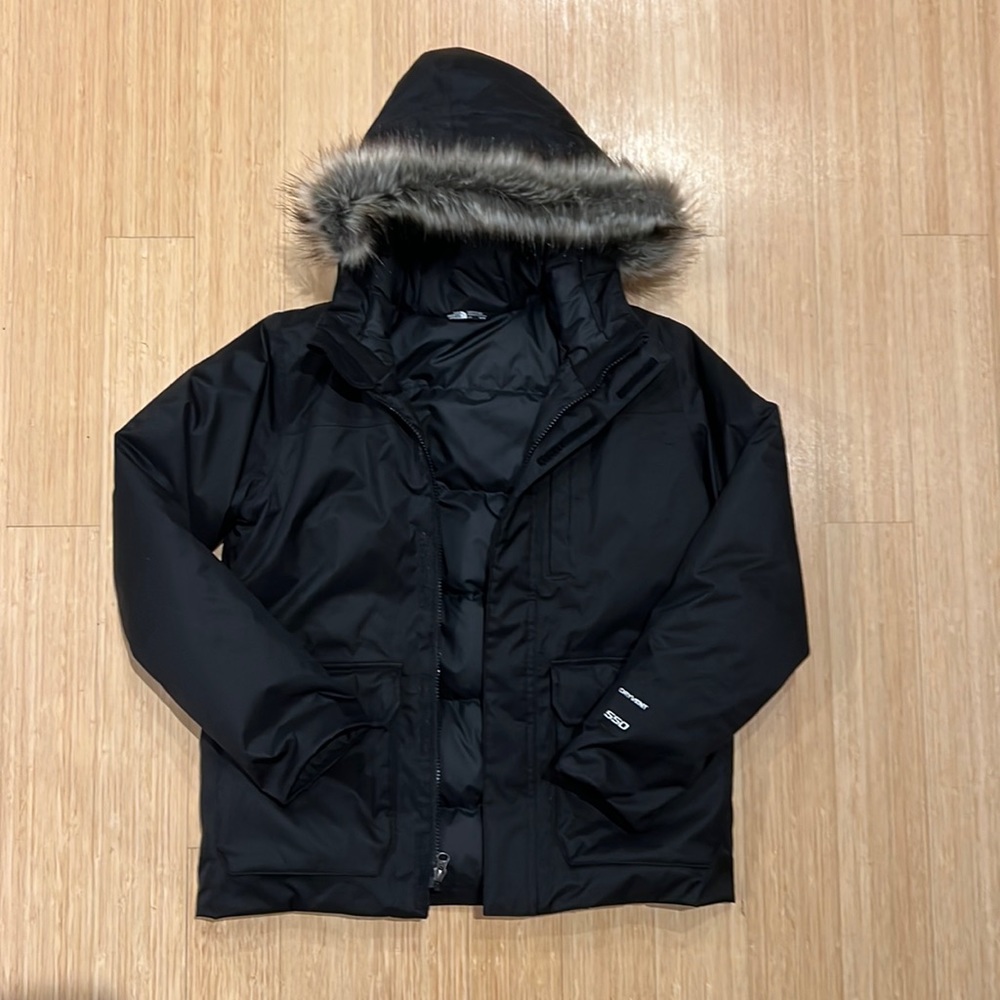 Brand New & Never been worn Big kids North Face jacket.